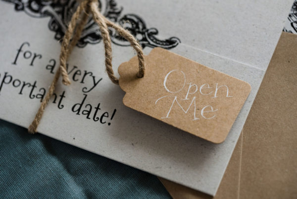 geschenkanhänger alice im wunderland hochzeit